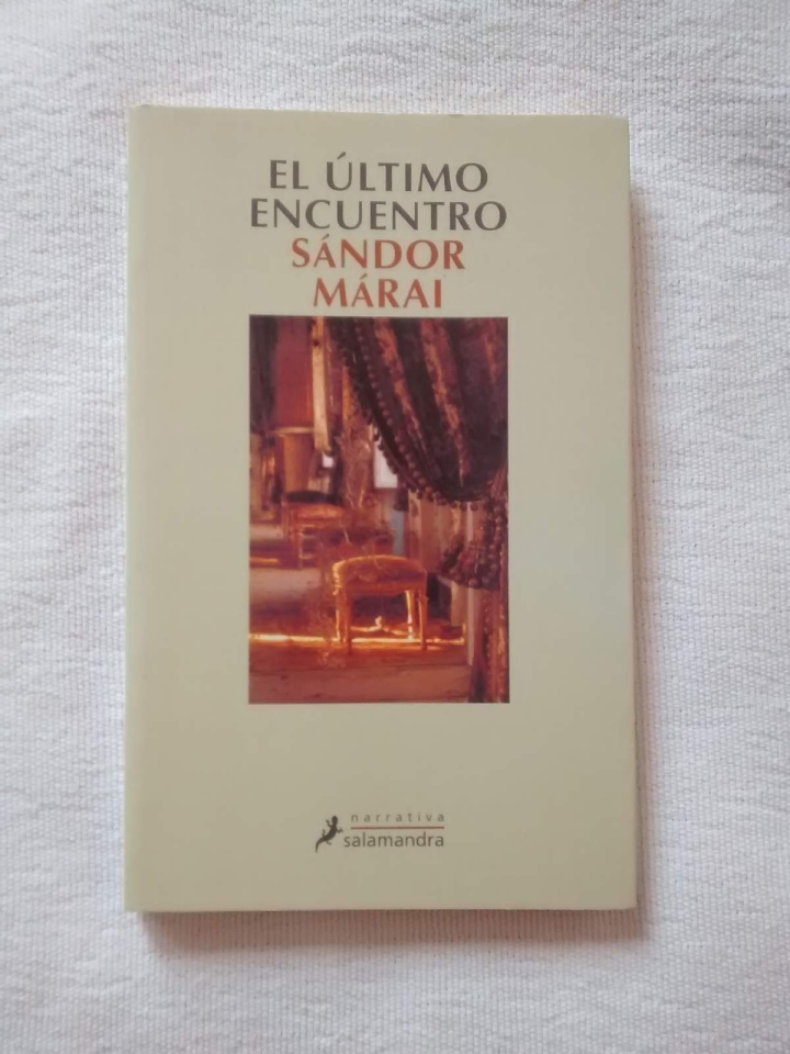 S&aacute;ndor M&aacute;rai cuenta la historia a trav&eacute;s de veinte cap&iacute;tulos, en 188 p&aacute;ginas.  