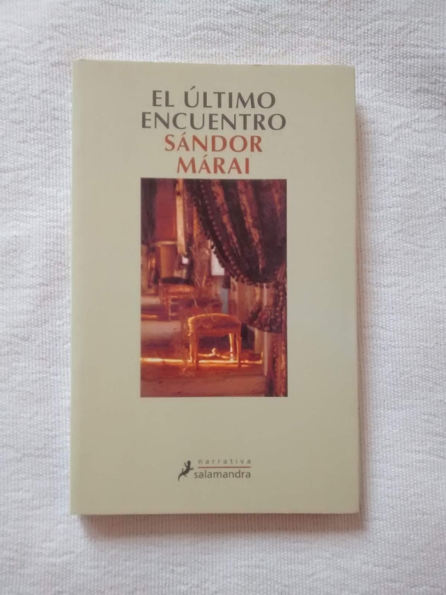 S&aacute;ndor M&aacute;rai cuenta la historia a trav&eacute;s de veinte cap&iacute;tulos, en 188 p&aacute;ginas.  