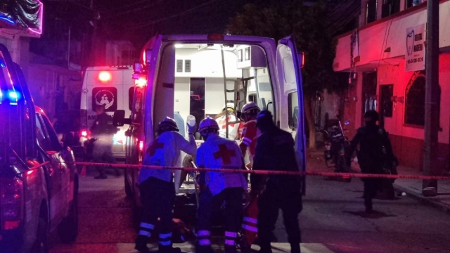 Los meseros del bar fueron llevados a un hospital.