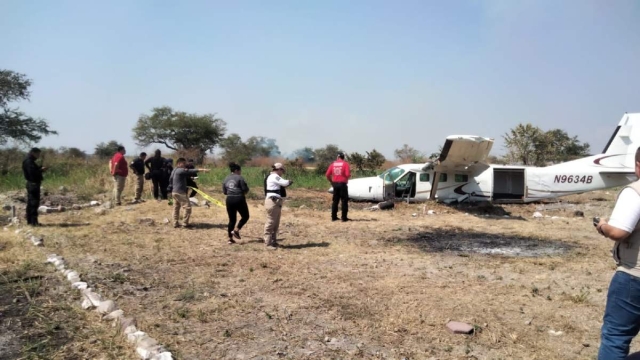 Los tripulantes fueron trasladados a un hospital por parte de personal de la empresa propietaria de la avioneta.