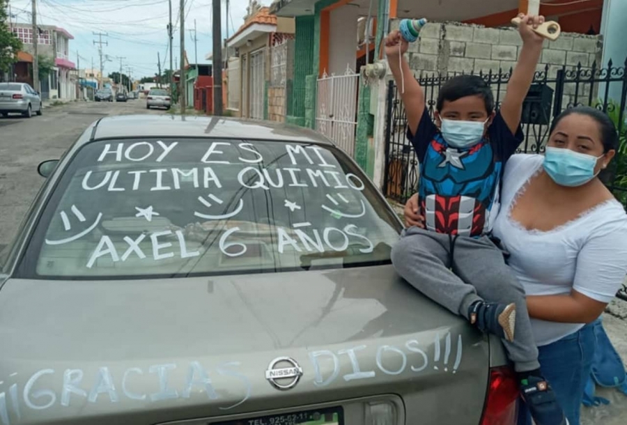 Axel, de 6 años, festeja su última quimioterapia.