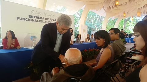 Entregan autoridades capitalinas aparatos funcionales, auditivos y visuales a personas vulnerables