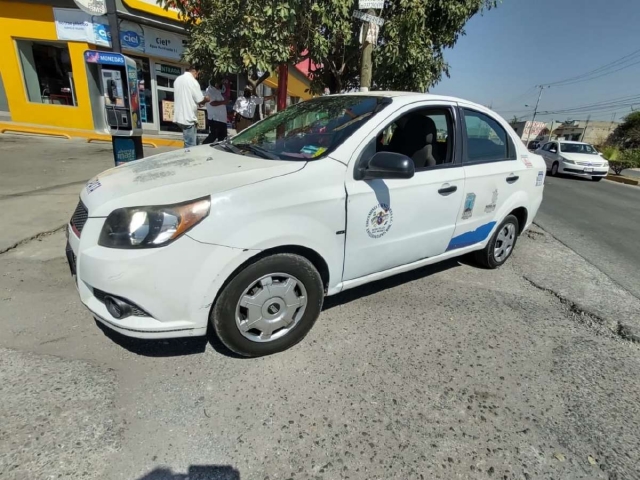 Taxistas, sin clientela; esperan a las clases