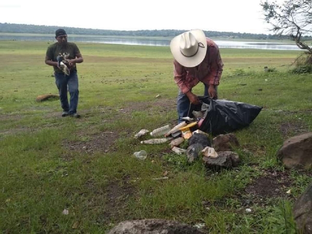 Botellas de diversas bebidas y envolturas de comida chatarra son los principales desechos que dejan los visitantes en las lagunas.