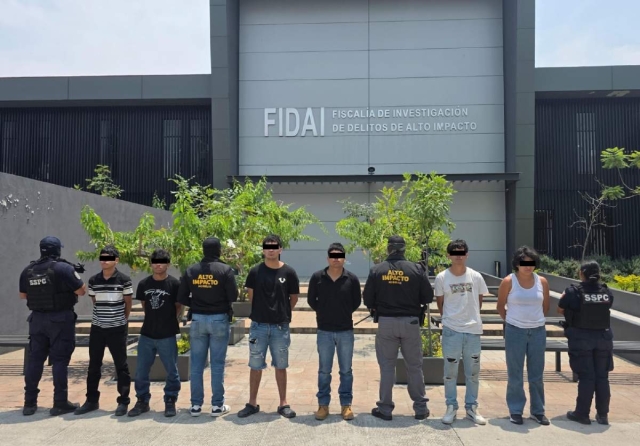 Adem&aacute;s de los detenidos, las autoridades tambi&eacute;n aseguraron un arma, la lona y una camioneta con alteraciones en sus placas.