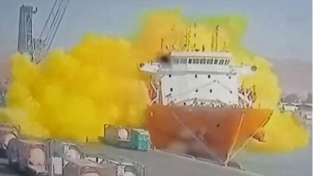 El momento exacto en que explotó un cilindro de gas tóxico por fuga: al menos 10 muertos