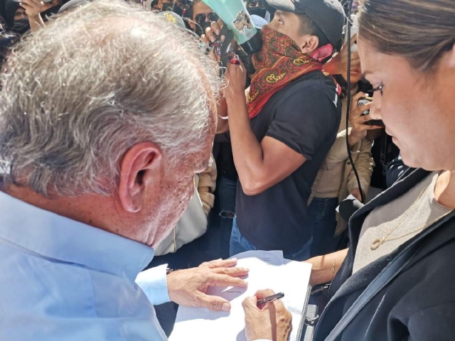 El rector de la UAEM atendió la protesta estudiantil. 