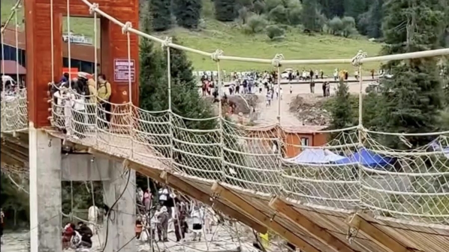 Cinco muertos tras colapso de puente colgante en zona turística de China