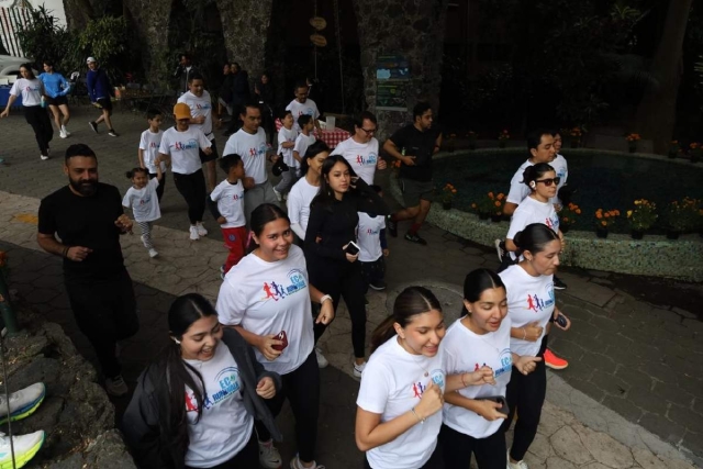 Familias enteras se dieron cita en el Parque Ecológico Chapultepec para participar en la caminata de 6 kilómetros o en la carrera de 9 kilómetros.