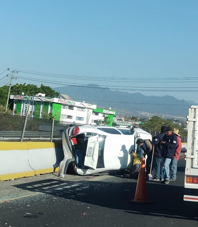 Vuelca un auto sobre la México-Acapulco