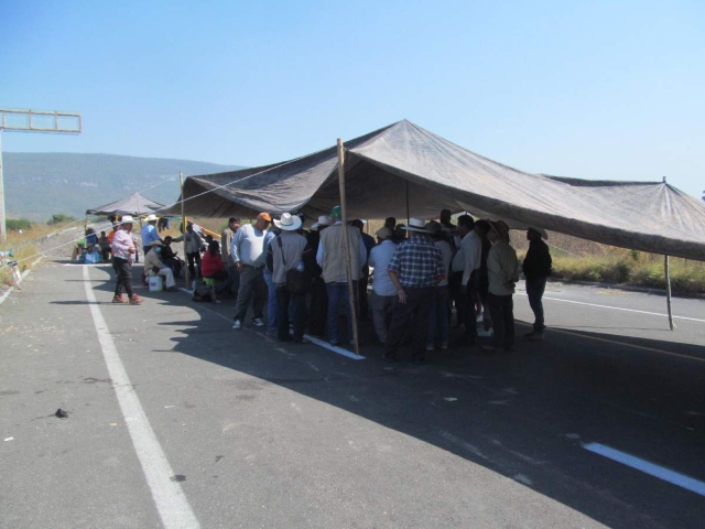 Ejidatarios que tienen tomada la autopista Siglo XXI aseguraron que quienes están en el plantón realmente son afectados y cuentan con documentación para demostrarlo. Se deslindaron de las críticas en su contra.