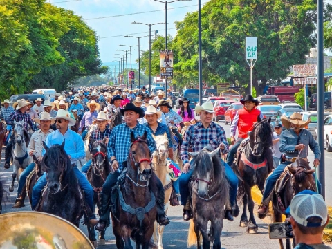 La cabalgata representa un símbolo de unidad para la región.
