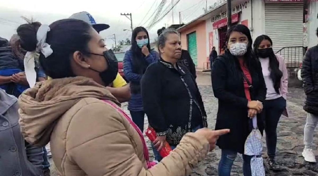 Ante el desinterés de la profesora acusada y de la dirección de la primaria, los padres de familia se vieron en la necesidad de manifestarse afuera del plantel.