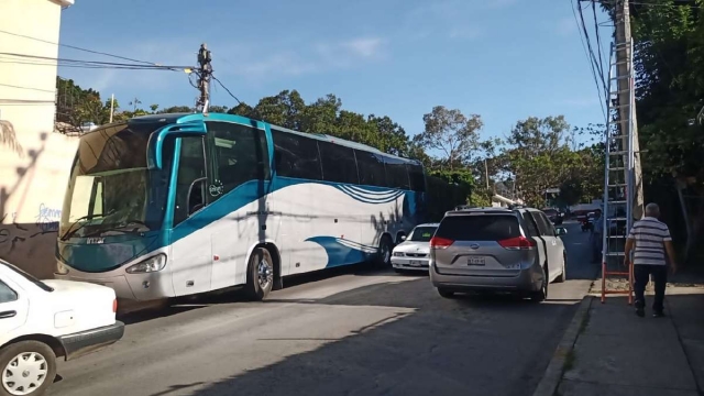 El autobús que provocó la caída de los postes.