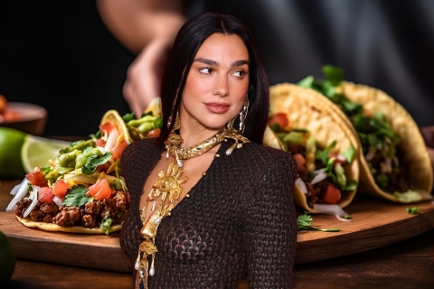 Dua Lipa abrir&aacute; una taquer&iacute;a temporal en CDMX durante su visita por su gira 'Radical Optimism'
