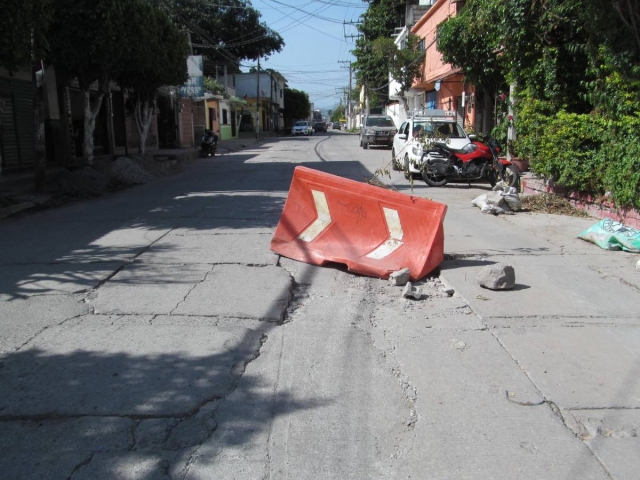  La calle Leyva es de las más transitadas del Centro de Jojutla y se encuentra en franco deterioro. Una línea de autobuses también espera que se repare para poder circular.