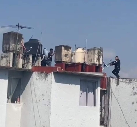 Uno de los presuntos asaltantes fue capturado en la azotea de un edificio habitacional.