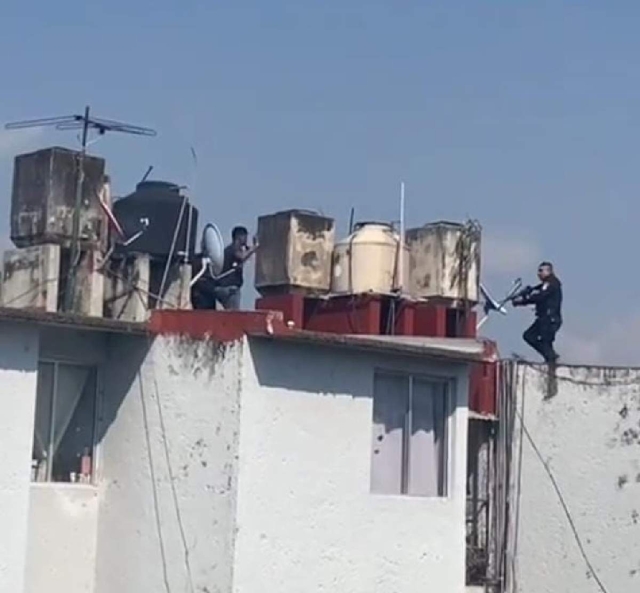 Uno de los presuntos asaltantes fue capturado en la azotea de un edificio habitacional.