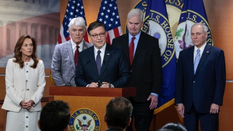 Congresistas republicanos proponen impuesto del 5% sobre remesas en Estados Unidos