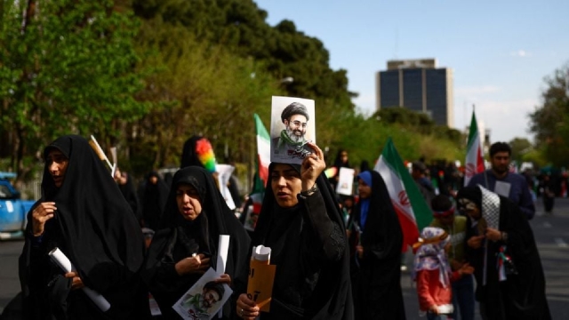 Iran&iacute;es forman cadenas humanas para proteger centrales el&eacute;ctricas