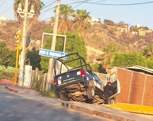 La patrulla tuvo que ser sacada con grúa.