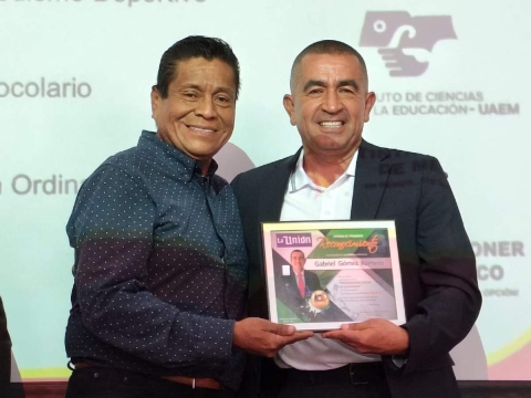 En representaci&oacute;n de La Uni&oacute;n de Morelos, Roberto Rivas entreg&oacute; un reconocimiento a Gabriel G&oacute;mez Romero, ex&aacute;rbitro y director del Deporte de Xochitepec.