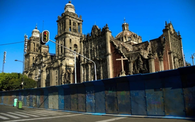 Colocan vallas metálicas en Catedral Metropolitana ante la marcha del 8M