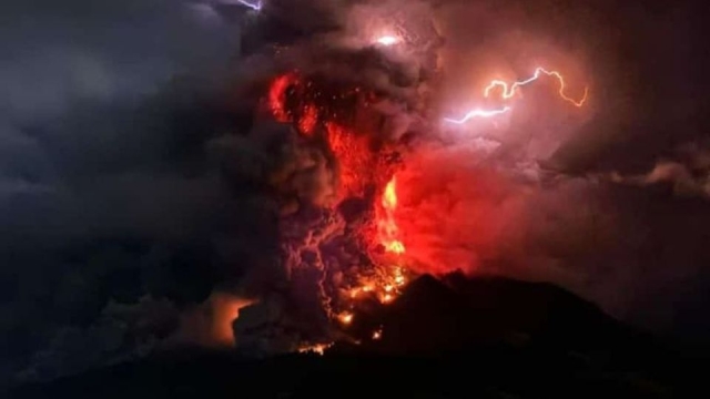 Evacúan a 800 personas tras erupción volcánica en Indonesia