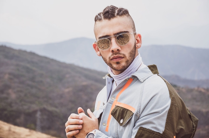 Manuel Turizo causa polémica por subir foto besándose con su mamá