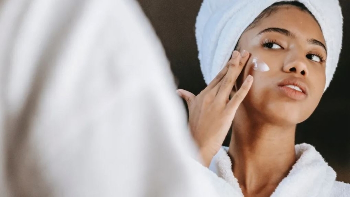 ¿Sientes tu piel acartonada? 6 consejos para cuidar tu rostro en invierno