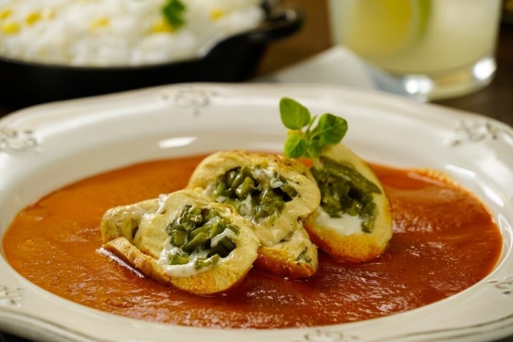 Prepara rollos de pollo con nopal y queso, ligeros y sabrosos