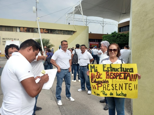 Se manifiestan maestros de educación física en el IEBEM