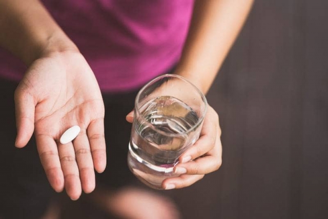 ¿Tomar paracetamol antes o después de recibir la vacuna COVID?