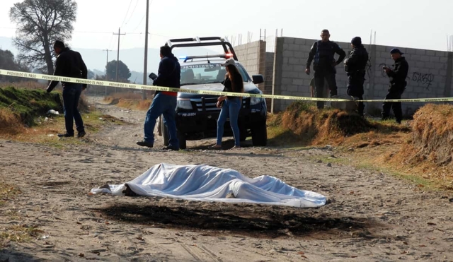 Hallan un cadáver calcinado en San Pedro Apatlaco