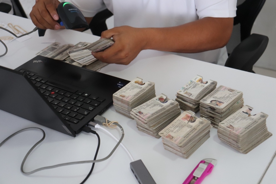 Tritura INE siete mil 944 credenciales