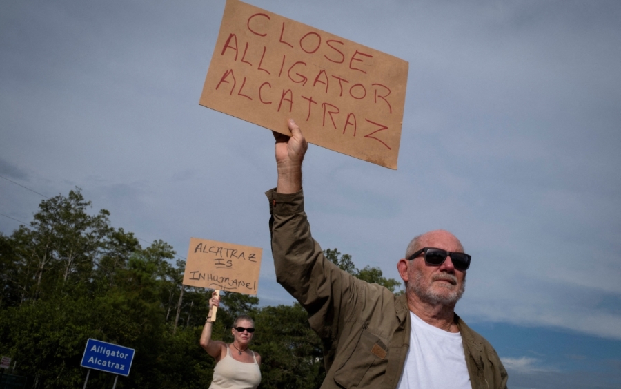 Jueza ordena cierre del centro migratorio ‘Alligator Alcatraz’ en Florida