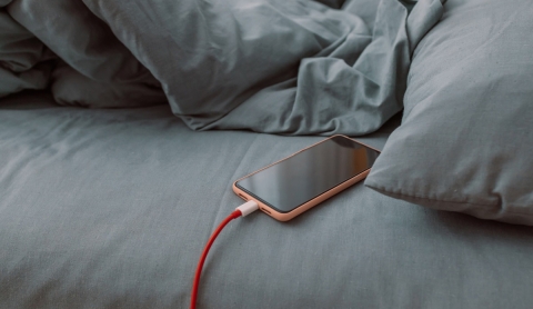 ¡Cuidado! Descubre porqué no debes cargar tu celular en la cama