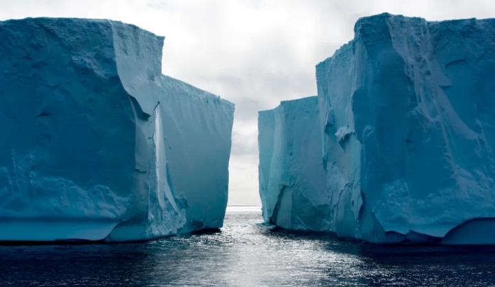Científicos detectan señales extrañas en el hielo antártico que desafían la física conocida