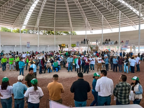   Decenas de productores participaron en el tianguis.