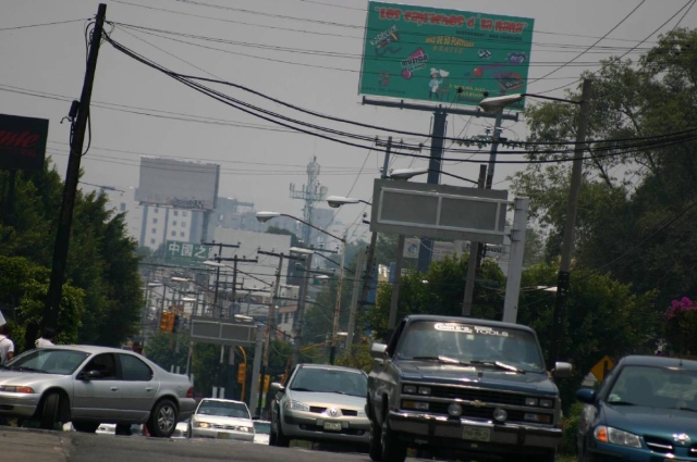 La red de cables que cruza la ciudad es de vital importancia para las actividades económicas.