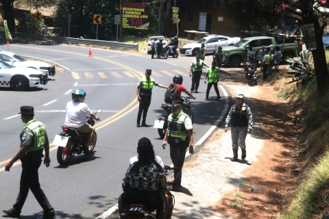 Implementa GN retén para evitar que motociclistas y fotógrafos obstruyan carretera federal a CDMX