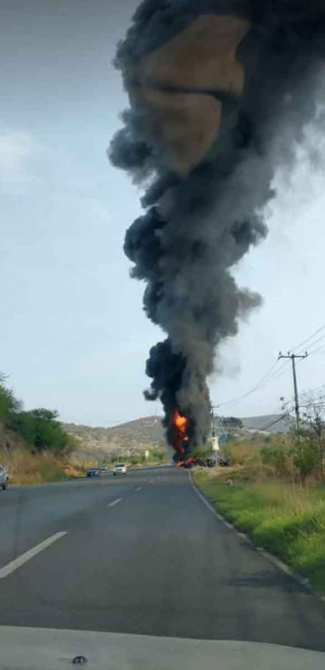 La espectacular nube de humo negro podía verse a kilómetros a la redonda. Las autoridades llamaron tener cuidado para no provocar estos incendios.