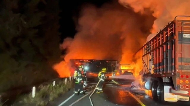 Sujetos armados atacan a Guardia Nacional en Michoacán; incendian tráileres