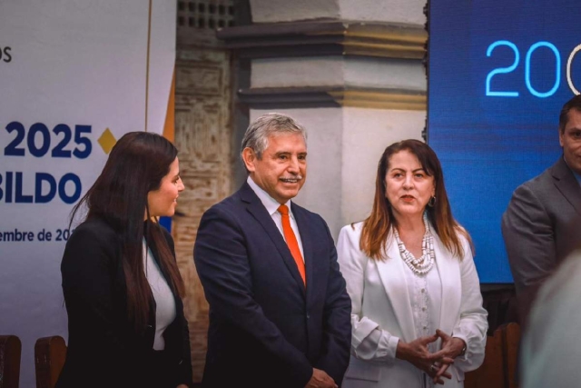 En el marco del 156 aniversario de la Declaración de Cuernavaca como capital constitucional de Morelos, el Ayuntamiento de capitalino entregó la Venera Cuernavaca 2025, en una ceremonia encabezada por el alcalde José Luis Urióstegui y a la que acudió la gobernadora Margarita González Saravia, quien recibió la venera.