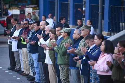 Encabeza gobernadora Margarita Gonz&aacute;lez Saravia honores a la bandera en el municipio ind&iacute;gena de Coatetelco