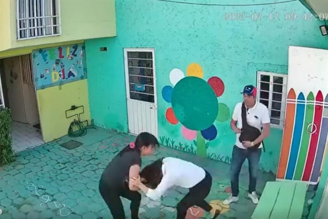 Padres que agredieron a maestra de kínder son trasladados a penales de Edomex