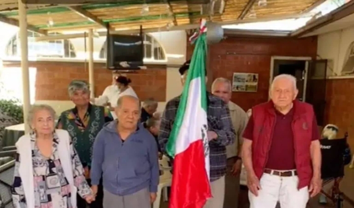 Abuelitos marchan en su propia escolta.