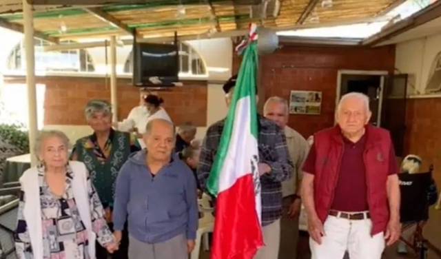 Abuelitos marchan en su propia escolta.