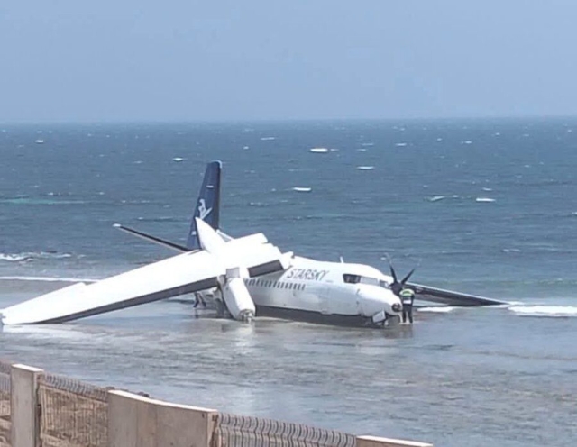 Avi&oacute;n con 55 pasajeros aterriza de emergencia en una playa de Somalia
