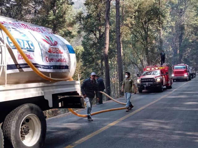 Apoya SAPAC con pipas de agua para sofocar incendio en Huitzilac